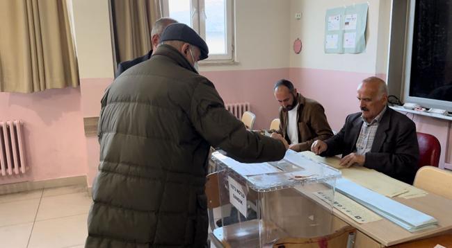 Türkiye sandık başında! En yaşlı aday olarak kayıtlara geçti