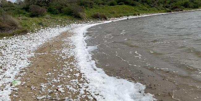 'Kalpli göl' köpürdü: Mikroorganizma aktivitesi sonucu meydana gelen bir olay